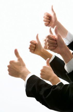 daumen hoch viele hände